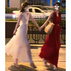 批发法式复古港风高级感轻奢出片漂亮<b class='q'>连衣裙</b>夏季度假挂脖V领收腰长裙