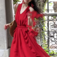 批发法式复古港风高级感轻奢出片漂亮<b class='q'>连衣裙</b>夏季度假挂脖V领收腰长裙