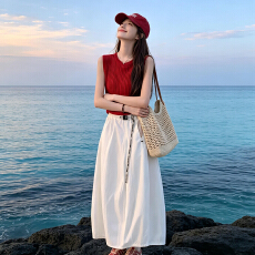 批发明媚多巴胺出游穿搭2026新款无袖连衣裙子女夏季显瘦白色半裙套装