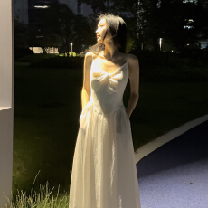 批发法式气质白色吊带连衣裙子女<b class='q'>夏季</b>2025新款海边度假高级感收腰长裙