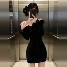 批发法式赫本风黑色一字肩连衣裙子女秋<b class='q'>冬</b>季2025新款性感修身包臀短裙