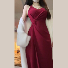 批发高级感红色挂脖吊带连衣裙子套装长裙内搭2025新款女春<b class='q'>夏季</b>订婚服