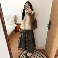 批发羊羔毛绒保暖马甲女款2025新款冬季翻领背心独特漂亮叠穿马夹外穿