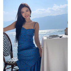 批发法式蓝色<b class='q'>碎花</b>吊带连衣裙子女2026早春新款小个子高腰显瘦度假长裙