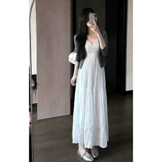 批发法式气质V领白色吊带<b class='q'>连衣裙</b>子女2026春季初夏高级感超火淡人穿搭