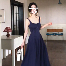 海边度假蓝色吊带连衣裙子女夏季2026年新款流行爆款绝美收腰长裙