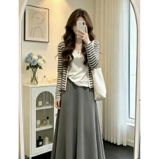 批发韩系松弛感穿搭灰色<b class='q'>条纹</b>背心开衫半身裙子女初夏休闲慵懒风一整套