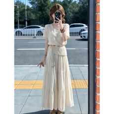 批发巨好看杏色v领短袖t恤<b class='q'>半身裙</b>子女夏季2026新款盐系轻熟穿搭一整套