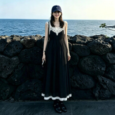 批发法式赫本风<b class='q'>蕾丝</b>拼接黑色吊带连衣裙子女夏季2026新款气质收腰长裙