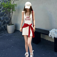 批发2026新款美式辣妹风字母印花吊带连衣裙子女夏季气质收腰白色<b class='q'>短</b>裙