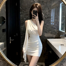白色高级感御姐风斜肩连衣裙子女2026新款夏日绝美修身显瘦包臀裙