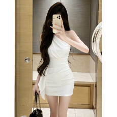 白色高级感御姐风斜肩连衣裙子女2026新款夏日绝美修身显瘦包臀裙