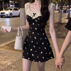 批发法式蕾丝<b class='q'>拼接</b>黑色碎花<b class='q'>连衣裙</b>子女夏季2026新款小个子收腰a字短裙
