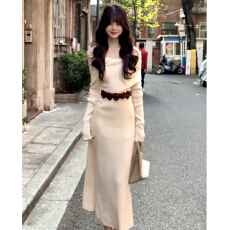 批发特别漂亮掐腰一字肩针织连衣<b class='q'>裙子</b>女2026新款早春穿搭性感包臀长裙