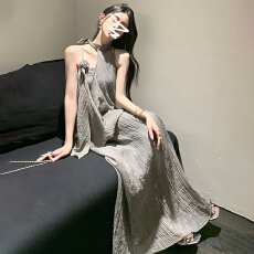 批发度假风绿色挂脖连衣裙子女<b class='q'>夏</b>季2026新款爆款气质穿搭长裙两件套装