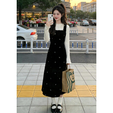 批发新年战袍黑色<b class='q'>丝绒</b>背带连衣裙子女冬季新款小个子巨好看冬装一整套