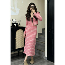 韩系巨好看穿搭一整套早春2026新款粉色针织连衣裙女秋冬长裙套装