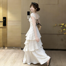 批发2026年新款法式高级感波点度假连衣裙子女夏季收腰不规则仙女长裙