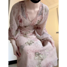 批发海边度假碎花V领<b class='q'>连衣裙</b>子女夏季2026新款法式茶歇多巴胺收腰长裙