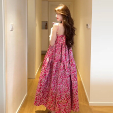 批发法式气质玫红色碎花吊带<b class='q'>连衣裙</b>女夏季2026新款海边度假高级感长裙
