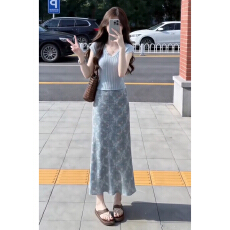 批发2026年甜美日系V领针织衫碎花A字裙两件套女<b class='q'>夏</b>温柔风大码穿搭套装