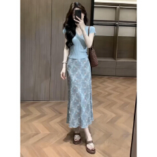 批发2026年甜美日系V领针织衫碎花A字裙两件套女<b class='q'>夏</b>温柔风大码穿搭套装