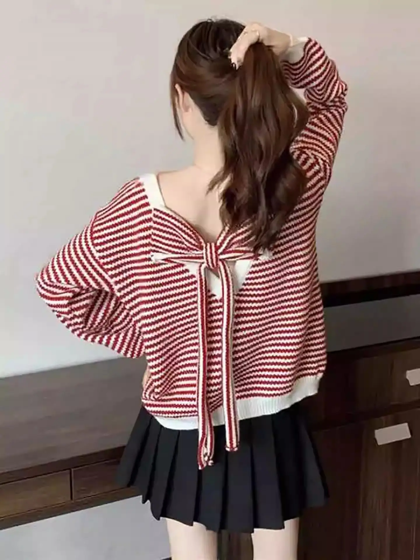리본 디테일 V넥 스트라이프 니트 상세 이미지 5