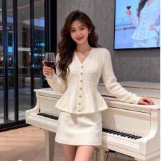 批发小香风高级感荷叶边<b class='q'>裙摆</b>毛衣女秋冬法式V领气质收腰显瘦针织开衫