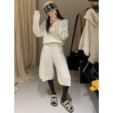 批发巨好看的时尚穿搭针织套装女早秋松弛感V领打底毛衣<b class='q'>七分</b>裤两件套