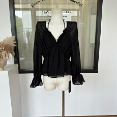 批发蝶宝嘻 微醺甜酒 法式木耳边v领细吊带<b class='q'>衬衣</b>春设计感小众<b class='q'>衬衫</b>上衣