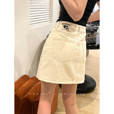 批发小羽家牛仔短裙女2026年夏日薄款半身裙开叉高腰米白色显瘦A字裙