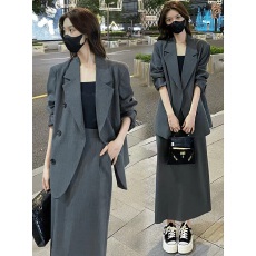 批发赫本风时尚西装套装<b class='q'>女士</b>设计感外套秋季新款半身裙<b class='q'>西服</b>显瘦两件套