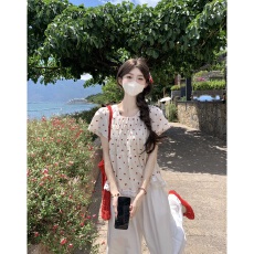 批发独特漂亮碎花正肩短袖衬衫女夏季2026新款法式<b class='q'>娃娃衫</b>蕾丝花边上衣
