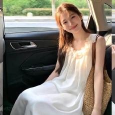 批发有内里海边度假风立体花朵白色吊带<b class='q'>连衣裙</b>法式宽松长裙女