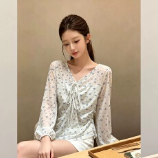 批发2026新款<b class='q'>韩版</b>大码女装法式V领碎花<b class='q'>衬衫</b>春季胖mm灯笼袖系带收腰气