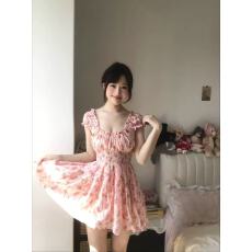 批发法式方领泡泡袖<b class='q'>粉色</b>甜美收腰海边度假风碎花裙<b class='q'>连衣裙</b>裙子性感纯欲