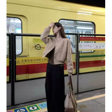 批发卡其色秋季小个子棒球服短外套新款高级感气质夹克