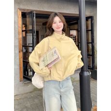 批发奶黄色<b class='q'>工装</b><b class='q'>风衣</b>外套女春秋2025新款减龄设计感小众独特别致学院风