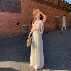 批发度假风穿搭套装米杏色无袖斗篷上衣女<b class='q'>冬</b>季高腰半身裙设计感两件套