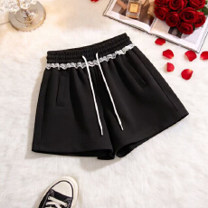 批发新款甜美风蕾丝拼接休闲裤<b class='q'>短裤</b>女夏季热裤小众遮肉减龄松紧腰阔腿