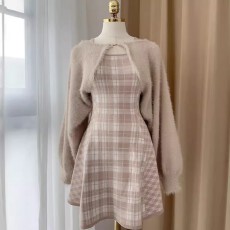 批发甜美风时髦减龄洋气设计感叠穿上衣两件套米色针织长袖格纹<b class='q'>连衣裙</b>