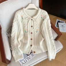 批发实拍高品质加厚冬季外穿毛衣女新款设计感<b class='q'>刺绣</b>立体花宽松洋气外套