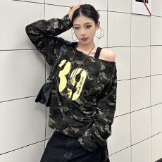 批发美式<b class='q'>街头</b>迷彩辣妹斜领收腰长袖T恤女新款秋季露肩上衣