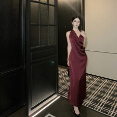 批发法式v领挂脖连衣裙高级感<b class='q'>红色</b>赫本<b class='q'>小礼服</b>生日派对气质拖地长裙子