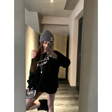 批发已出货 字母<b class='q'>印花</b>柳钉斜肩卫衣女秋上衣