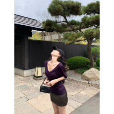 批发已出货 v领短袖T恤女夏季2025新款修身设计感辣妹半袖百搭上衣