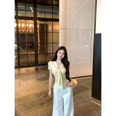 批发已出货 黄色短袖t恤女设计感小众夏季掐腰v领上衣独特漂亮绝美