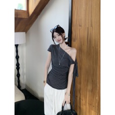 批发已出货 2025年夏季新款休闲时髦舒适条纹斜肩上衣女小个子