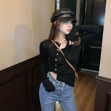 批发已出货 春季设计感小众红色<b class='q'>毛衣</b>斜边扣修身圆领针织<b class='q'>开衫</b>上衣<b class='q'>女</b>