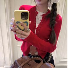 批发已出货 假两件长袖<b class='q'>针织衫</b>春季新款修身显瘦短款小众别致上衣女潮